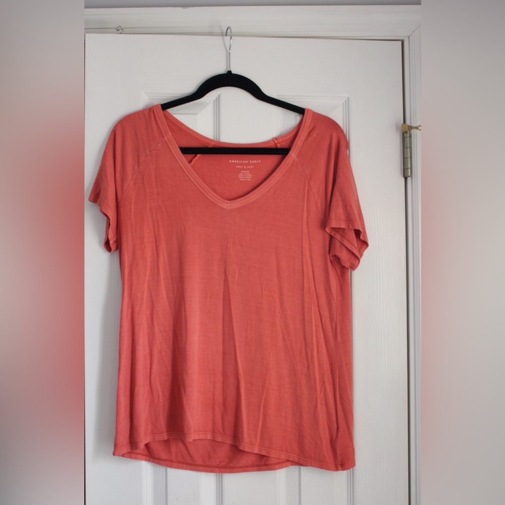 American Eagle Outfitters Coral Short Sleeve V-Neck Tee